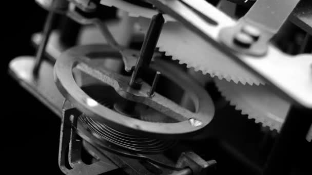 Staré vintage hodinky mechanismus pracovní makro černé a bílé. — Stock video