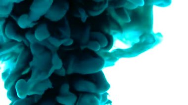 Su mavi mürekkeple. Yaratıcı ağır çekim. Beyaz bir arka plan üzerinde