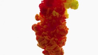 Beyaz zemin üzerine kırmızı sarı mürekkep