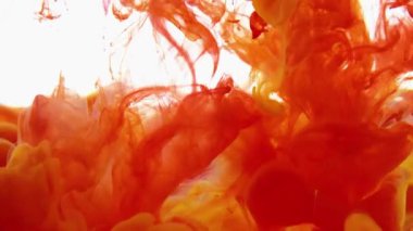 Beyaz zemin üzerine kırmızı sarı mürekkep