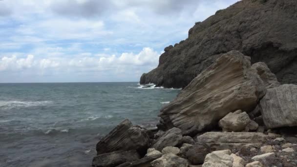 Velké vlny na skalách v nízkých příliv Černého moře — Stock video