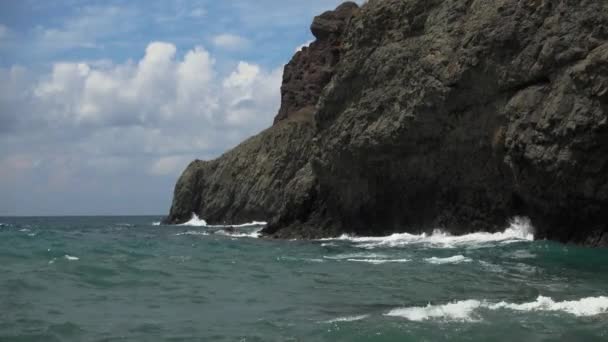 Хвиль, викликаних на скелі в низькому відпливу Чорного моря — стокове відео