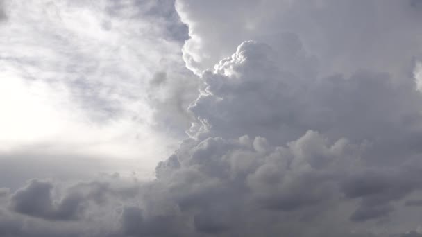 Vuela entre las nubes en el cielo — Vídeo de stock