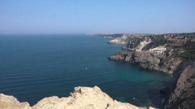 Kırım tarihi noktası manzara. Deniz bölgesi Dağları'nın eteklerinde. Deniz gezileri.