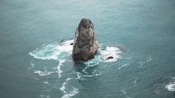 Zackige Felsen ragen aus dem Meer. — Stockvideo