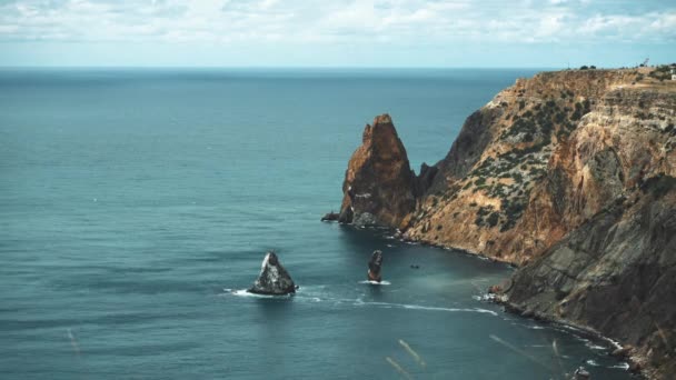 Landschaft am historischen Ort der Krim. Meeresgebiet am Fuße der Berge. Schiffsreisen. — Stockvideo