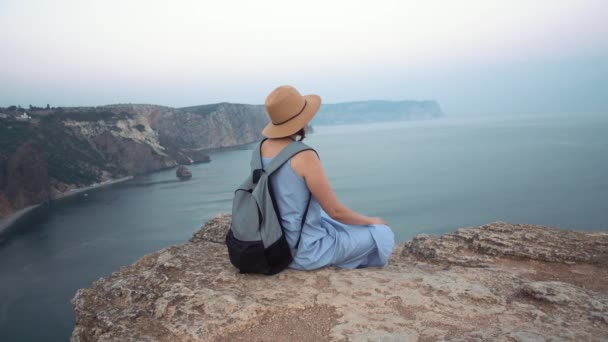 Chica meditando junto al mar — Vídeo de stock
