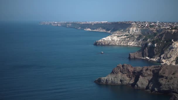 El paisaje en el lugar histórico de la Crimea. Territorio marino al pie de las montañas. Viajes por mar . — Vídeo de stock