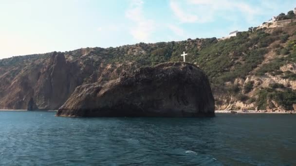 Vista de um barco no mar que vem em torno de uma costa rochosa — Vídeo de Stock
