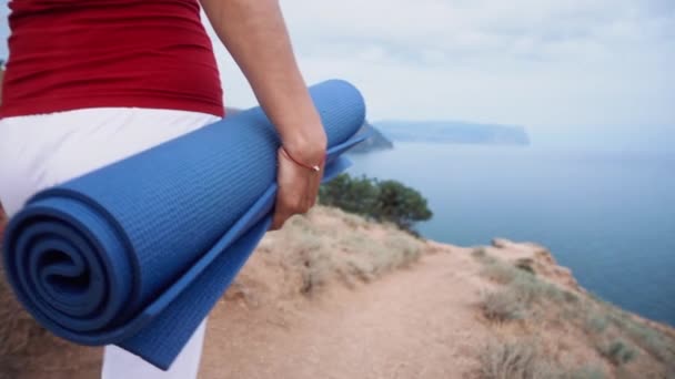 Flicka med yogamatta på stranden för utomhus träning — Stockvideo