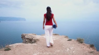 Bir yoga mat açık bir egzersiz için denizde kızla