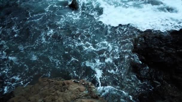 Onde oceaniche cadono sulle rocce. rallentatore — Video Stock