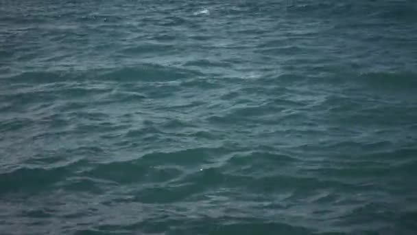Voar em câmera lenta sobre a superfície perturbada da água do oceano , — Vídeo de Stock