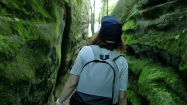 Glad tjej med en ryggsäck promenader genom de gröna bergen och ha kul — Stockvideo