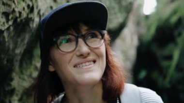 Glassesl yeşil dağların yürüyen bir sırt çantası ile portre kız.