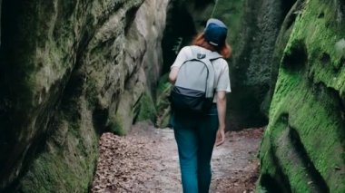 Dağlarda trekking hiking. Bir sırt çantası ile yol boyunca dağ Kanyon yürüyen bir genç hokeyi kadın arkası dikiz