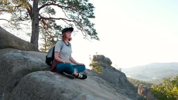 Legmenőbb lány meditál a gyönyörű hegyek, az utazás és pihenés — Stock videók