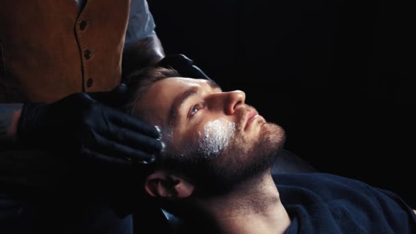 Cosméticien faire massage sur le visage mans au salon de coiffure — Video