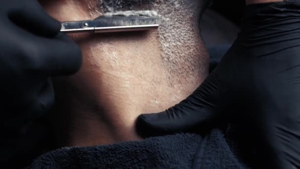 Barber shaving with a danger razor — Stock Video