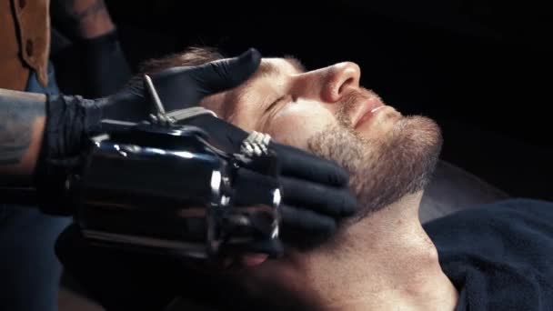 Cosmético haciendo masaje en la cara del hombre en el salón de peluquería — Vídeos de Stock