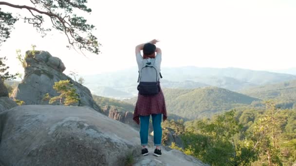 Donna con le braccia alzate in cima alla montagna guardando in vista Escursionista Ragazza che solleva il braccio celebrando paesaggio panoramico godendo della natura vacanza viaggi avventura . — Video Stock