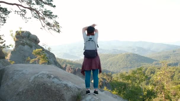 Mujer con los brazos levantados en la cima de la montaña mirando a la vista Caminante Chica levantando el brazo celebrando paisaje escénico disfrutando de la naturaleza vacaciones aventura de viaje . — Vídeos de Stock