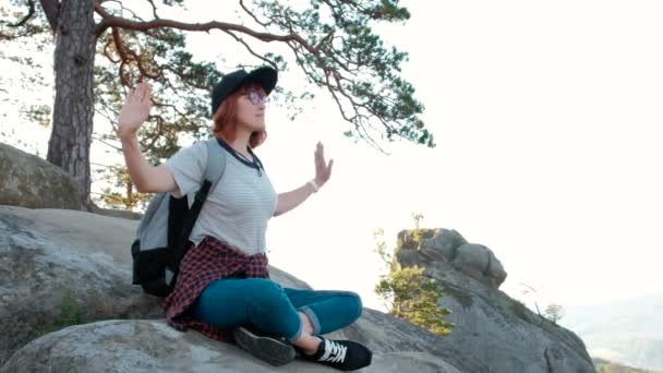 Flicka hippaste mediterar i vackra berg, resor och avkoppling — Stockvideo