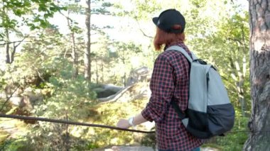 Uzun yürüyüşe çıkan kimse sırt çantası Hiking ile güneş fişekleri ile bir dağın tepesinde. Genç kadın sağlıklı aktif yaşam tarzı. Doğa macera. 4k