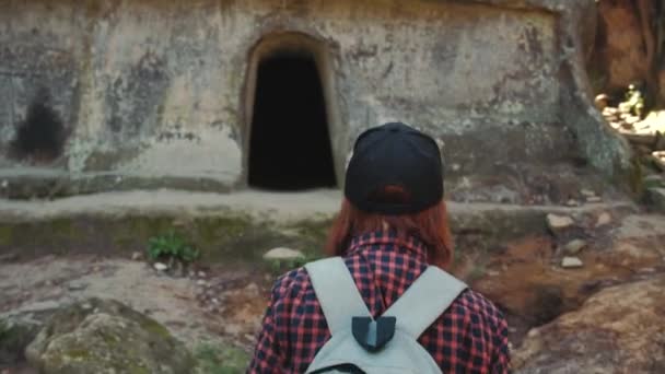 Turista je na návštěvě jeskyně dívky. — Stock video