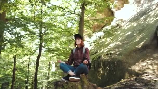 Unga hipster kvinnliga gör lotus pose grön park — Stockvideo