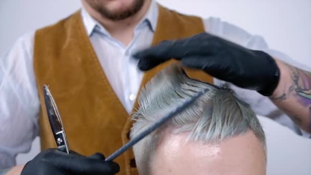 Mann Lässt Sich Vom Friseur Frisieren Haarschnitt Nahaufnahme Der Schere — Stockvideo