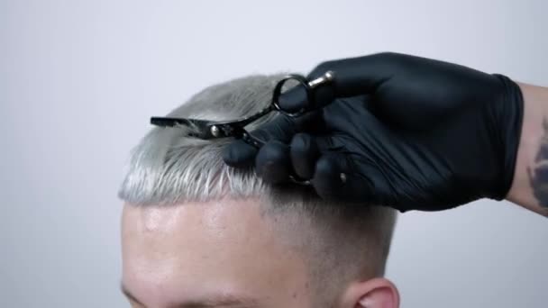 Corte de pelo de un hombre rubio primer plano de tijeras, con tijeras delgadas — Vídeos de Stock