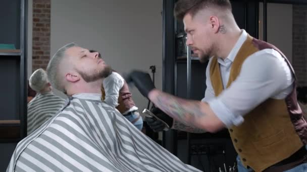 Barba de barba. Barbeiro cortando homens rosto cabelo com cortador de barba na barbearia . — Vídeo de Stock