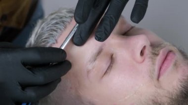 Ustura ile tıraş sakal kesmek. Kuaför dükkanı tıraş sakal, yakın çekim. Erkek sakal tarzı. Tıraş hipster adam yüz berber