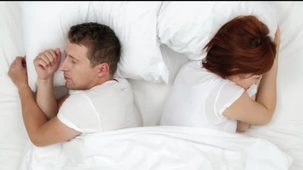Snurken man verstikking uit luid wakker zijn vrouw tijdens de drukke nacht en ze sluiten oren met kussen. van bovenaf bekijken — Stockvideo