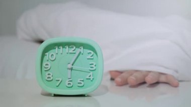 Çalar saat sabah yatakta durdurma bir uykuda kızın uyan.