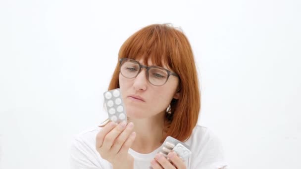 Portrait of a girl in glasses, chooses medicine — Stock Video