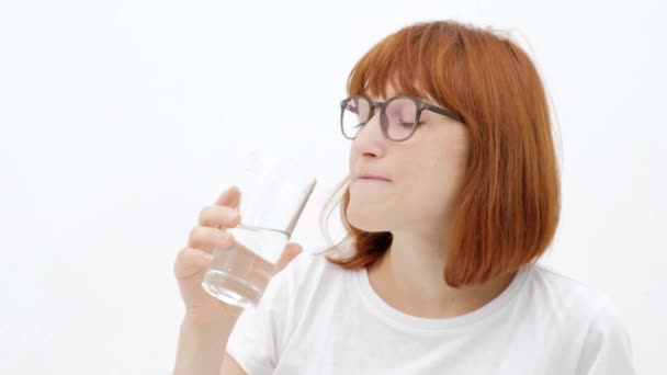 Frau befingert Tabletten in ihrer Hand. junges Mädchen nimmt Medikamente — Stockvideo