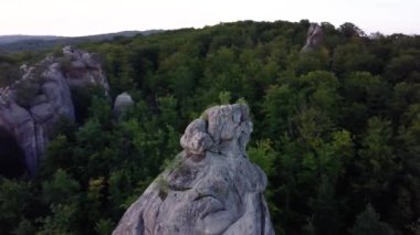 Dağların üzerinden uçmak, tepeler, günbatımı, ormanın üzerinden uçmak, dağlar, güvercin havası, kayaların üzerinden uçmak.,
