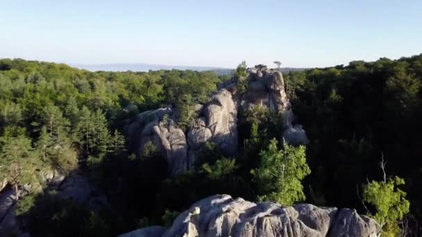 Vuelo sobre los picos de las montañas, puesta del sol, vuelo sobre el bosque y las montañas, aérea de Dovbush, volar sobre las rocas , — Vídeo de stock