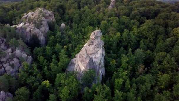 Flug über Berggipfel, Sonnenuntergang, Flug über Wald und Berge, Taubenbusch-Antenne, Flug über Felsen, — Stockvideo