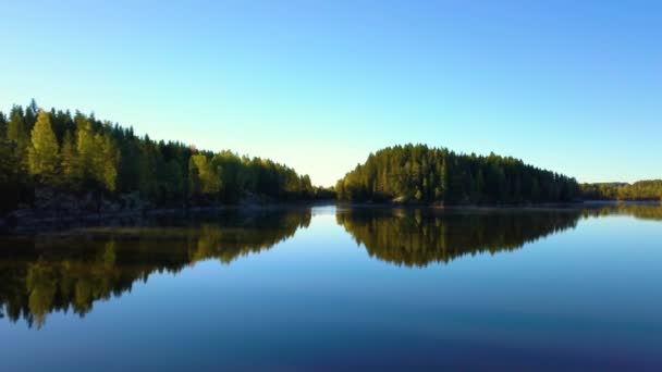 Flygfoto över sjön vid solnedgången. Norwey landskap flyger över sjön och skogen — Stockvideo