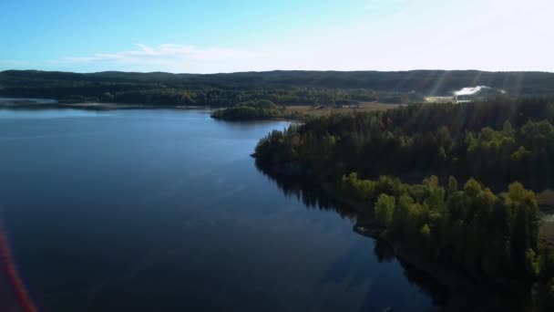 Vue aérienne du lac au coucher du soleil. Paysage norvégien survolant lac et forêt 