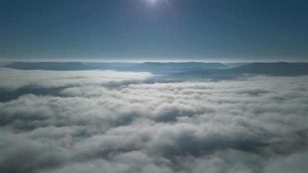 Uçuş Yukarıda Bulutlar Ile — Stok video