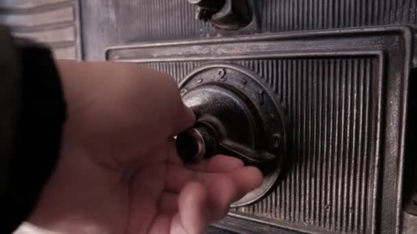 锁门，然后打开保险柜- -在拨号盘上关上 — 图库视频影像