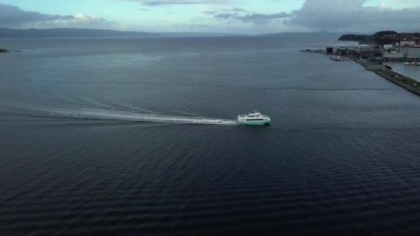 Kleine Motor speedboot op een zomerdag. Noorwegen vanuit de lucht dron. Trondheim-Norwey — Stockvideo