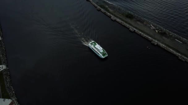 Μικρό μηχανοκίνητο σκάφος ταχύτητα σε μια καλοκαιρινή μέρα. Νορβηγία εναέρια dron. Η Νορβηγία Τρόντχαϊμ — Αρχείο Βίντεο