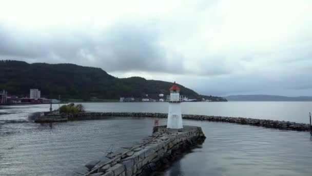 Drone aereo che si muove tutto intorno del faro in Norvegia paesaggio acquatico Paesaggio — Video Stock