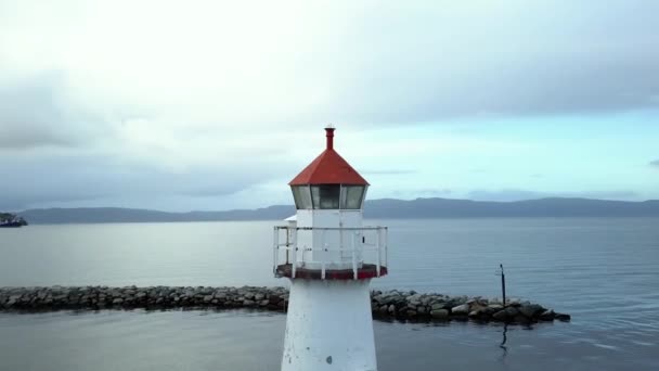 Drone aereo che si muove tutto intorno del faro in Norvegia paesaggio acquatico Paesaggio — Video Stock