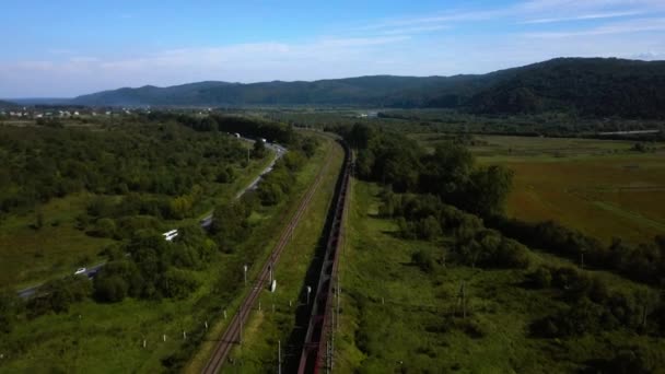 Volo sopra la ferrovia nella dei Carpazi — Video Stock